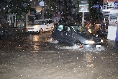 Sağanak yağış hayatı olumsuz yönde etkiledi! 12