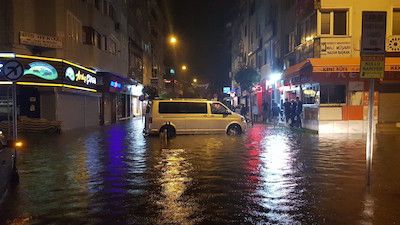 Sağanak yağış hayatı olumsuz yönde etkiledi! 13