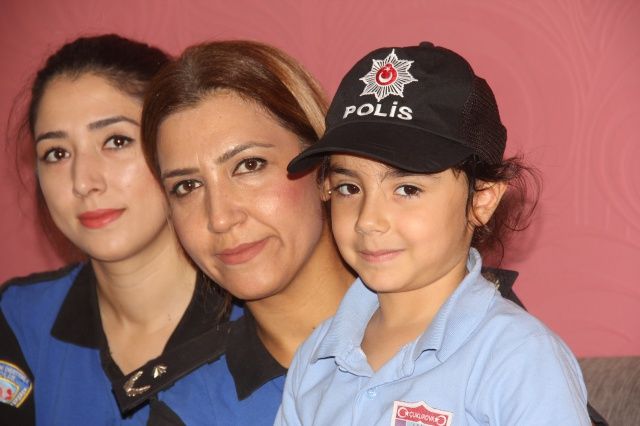 6 yaşındaki Zeynep 4 polis eşliğinde okula gitti! 4