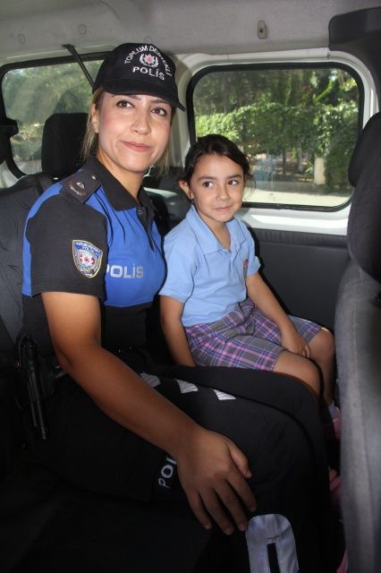6 yaşındaki Zeynep 4 polis eşliğinde okula gitti! 5