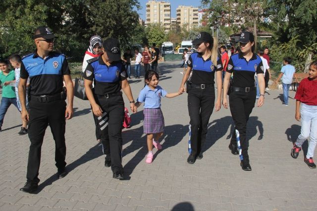6 yaşındaki Zeynep 4 polis eşliğinde okula gitti! 7