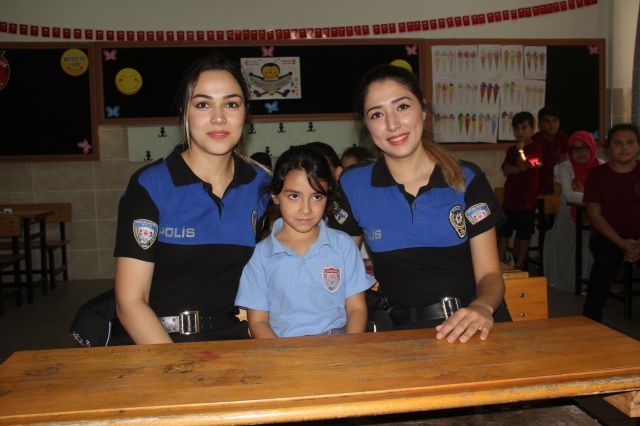 6 yaşındaki Zeynep 4 polis eşliğinde okula gitti! 8