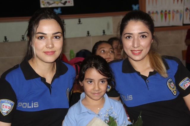 6 yaşındaki Zeynep 4 polis eşliğinde okula gitti! 9