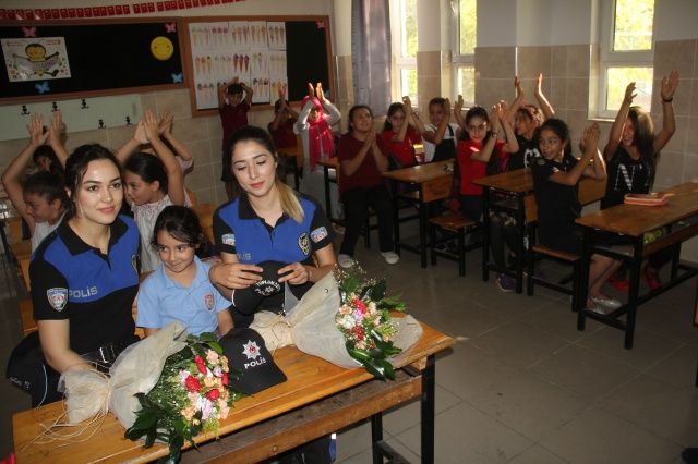 6 yaşındaki Zeynep 4 polis eşliğinde okula gitti! 10