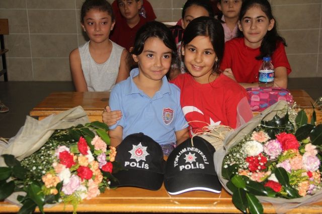 6 yaşındaki Zeynep 4 polis eşliğinde okula gitti! 11