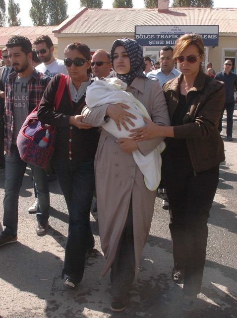 6 yaşındaki Zeynep 4 polis eşliğinde okula gitti! 16