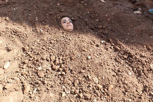 Diyarbakır'da bir grup sanatçı diri diri toprağa gömüldü! 2