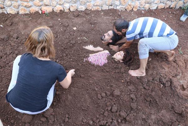 Diyarbakır'da bir grup sanatçı diri diri toprağa gömüldü! 3