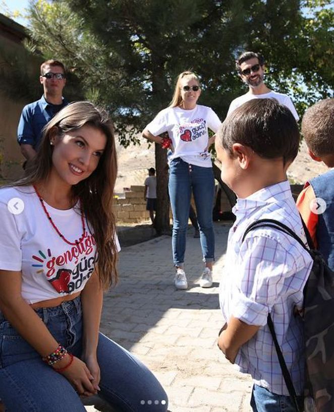 Amanda Cerny Kapadokya’da köy okulu boyadı! 3