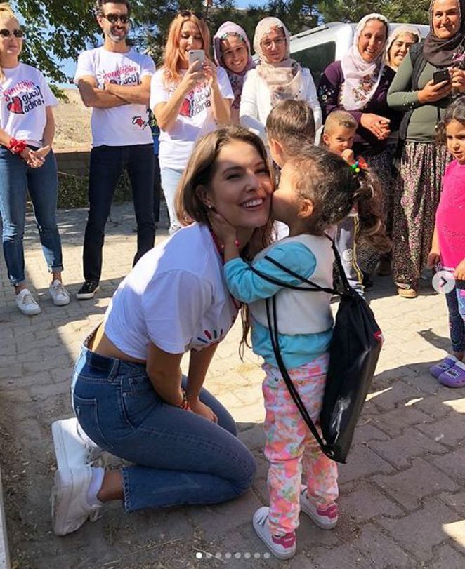 Amanda Cerny Kapadokya’da köy okulu boyadı! 1