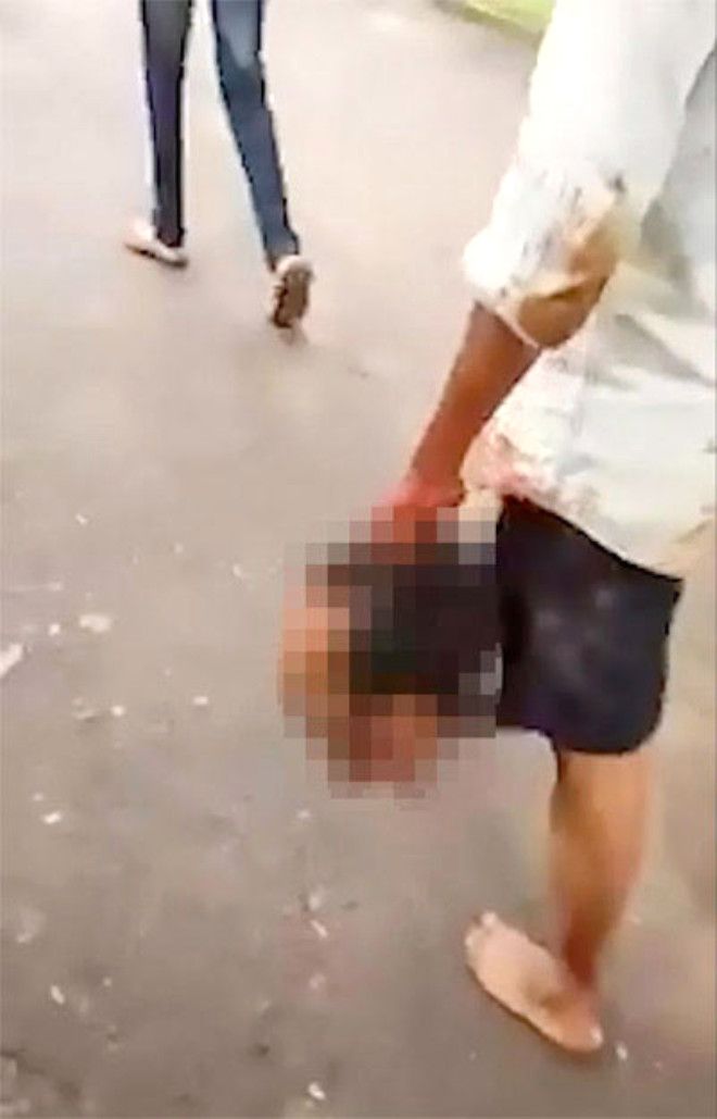 Annesinin yasak aşkının kafasını kesip elinde gezdirdi! 5