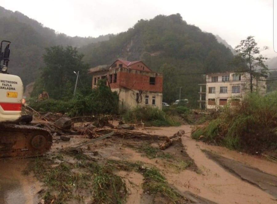 Trabzon'da hasar gün ağarınca ortaya çıktı! 13