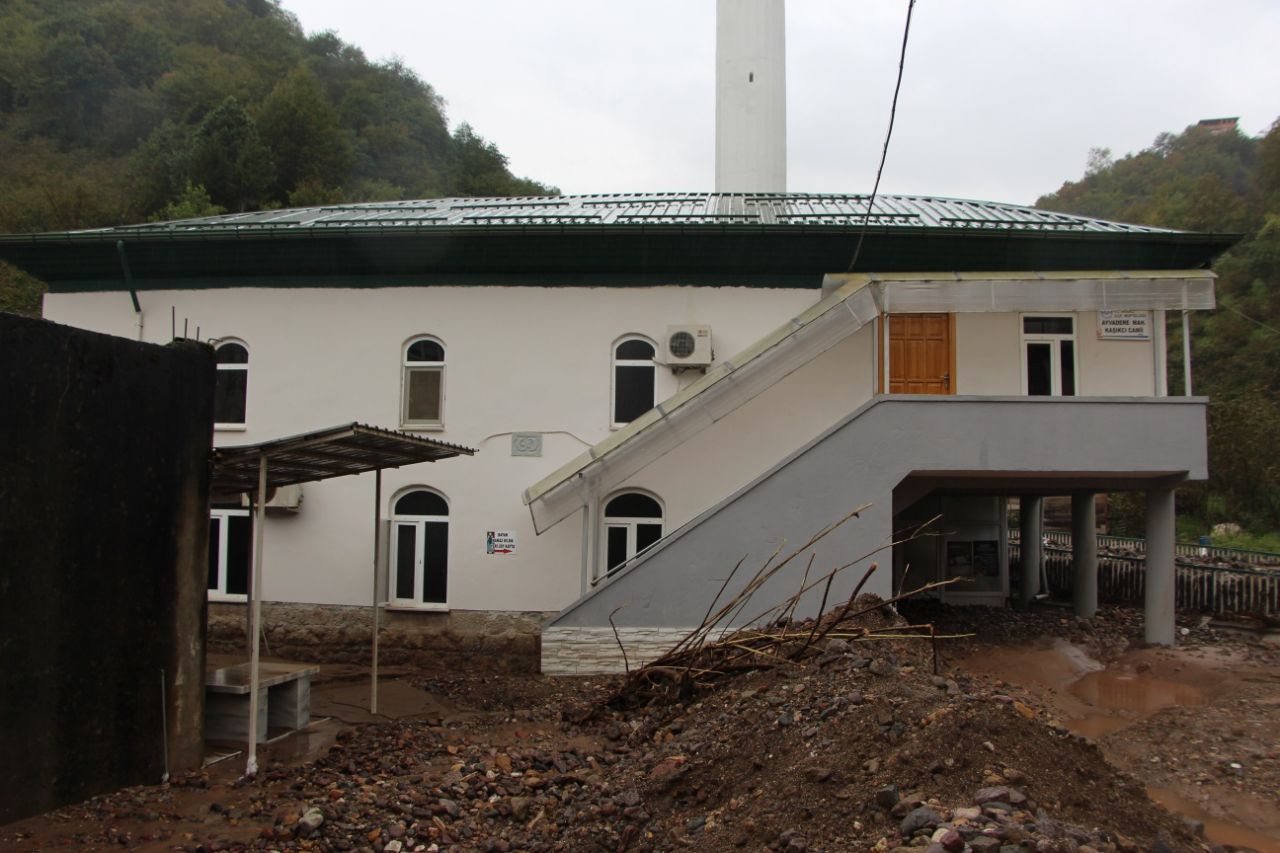 Trabzon'da hasar gün ağarınca ortaya çıktı! 14