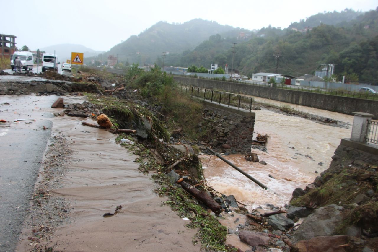 Trabzon'da hasar gün ağarınca ortaya çıktı! 22