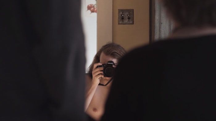 Soyunup kendisini izleyenleri çekti! 1