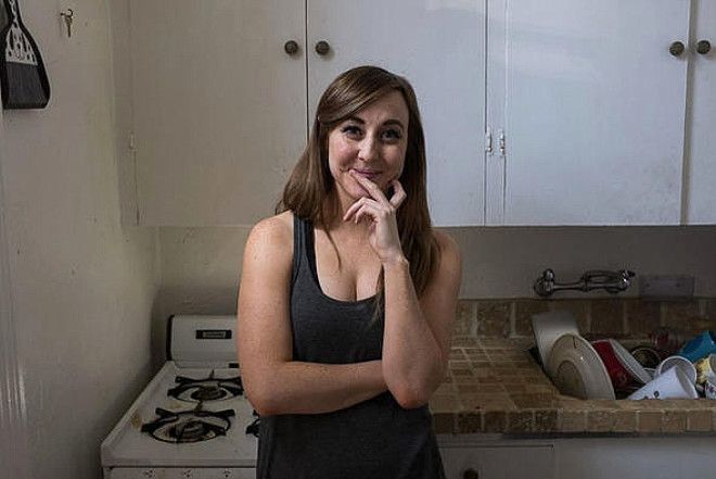 Soyunup kendisini izleyenleri çekti! 17