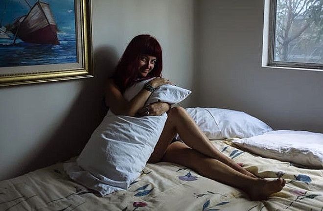 Soyunup kendisini izleyenleri çekti! 19