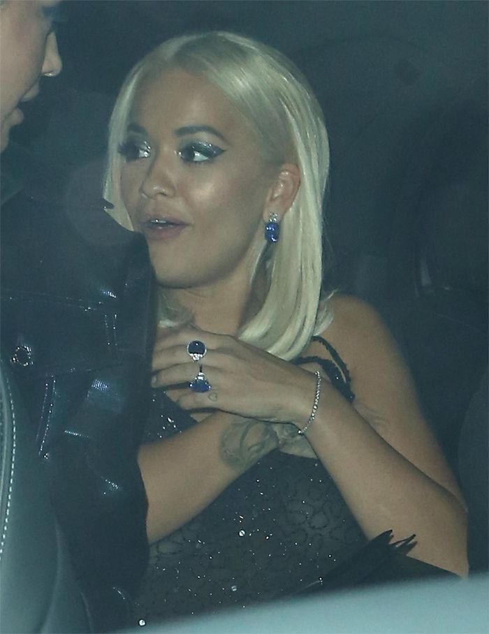 Rita Ora sütyen takmayınca zor anlar yaşadı! 2