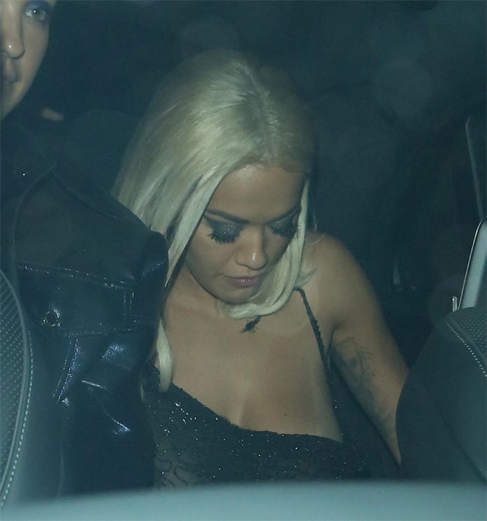 Rita Ora sütyen takmayınca zor anlar yaşadı! 5