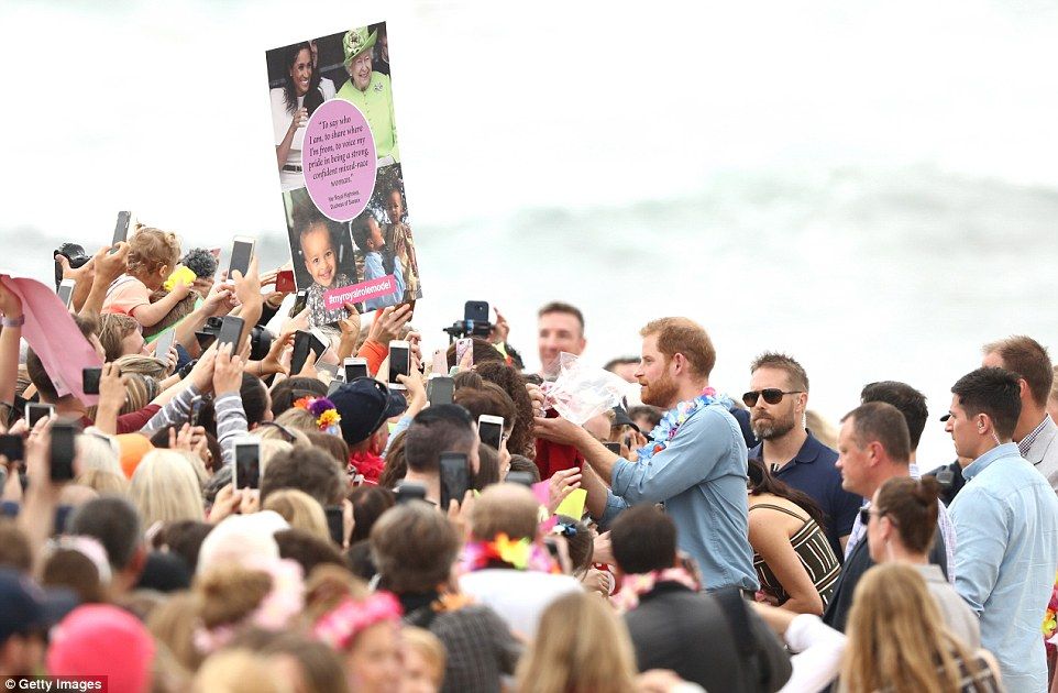Düşes Meghan'dan Kraliyet bebeğine anne şefkati 35