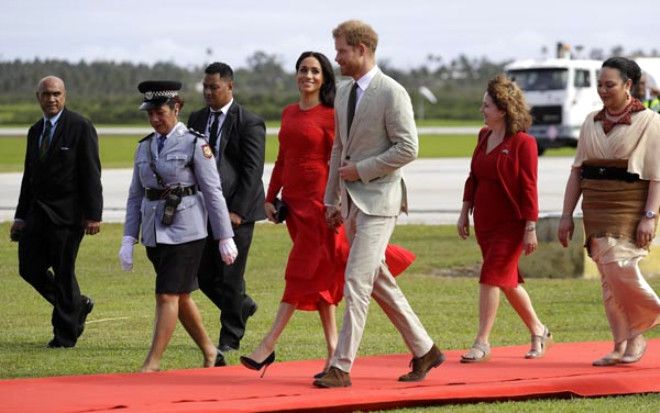 Düşes Meghan Markle elbisesiyle dillere düştü! 3