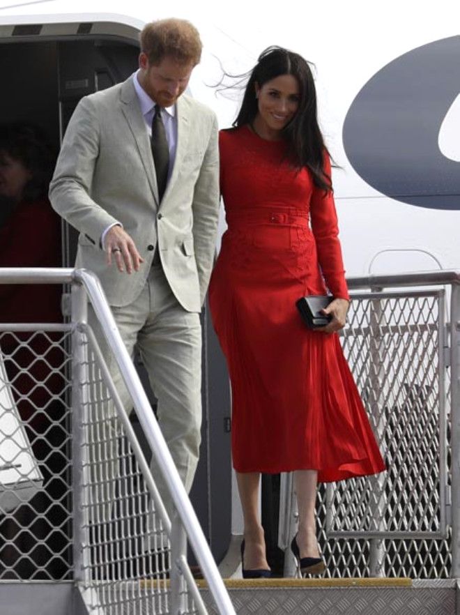 Düşes Meghan Markle elbisesiyle dillere düştü! 4