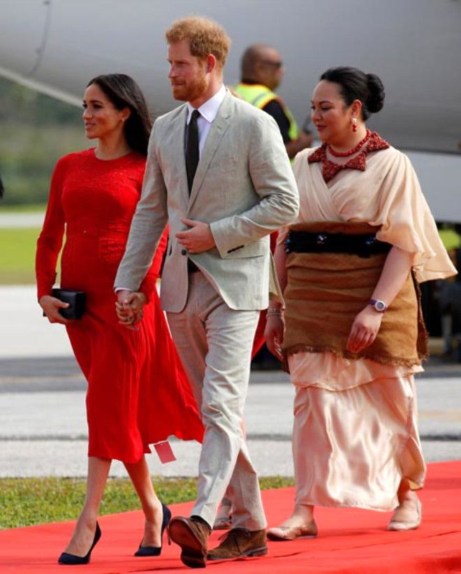 Düşes Meghan Markle elbisesiyle dillere düştü! 1