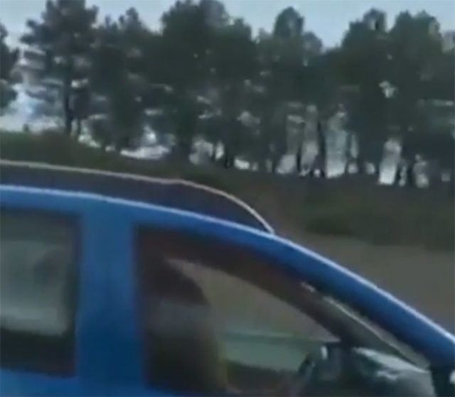 Seyir halindeki otomobilde ilişkiye girdiler! 5