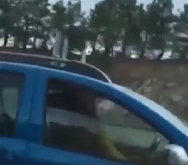 Seyir halindeki otomobilde ilişkiye girdiler! 4