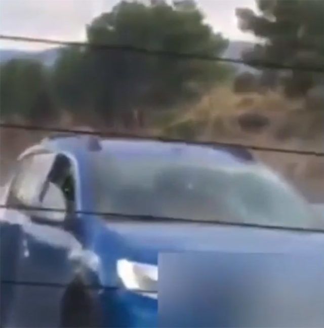 Seyir halindeki otomobilde ilişkiye girdiler! 3