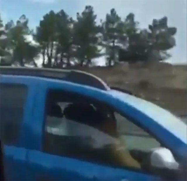 Seyir halindeki otomobilde ilişkiye girdiler! 2