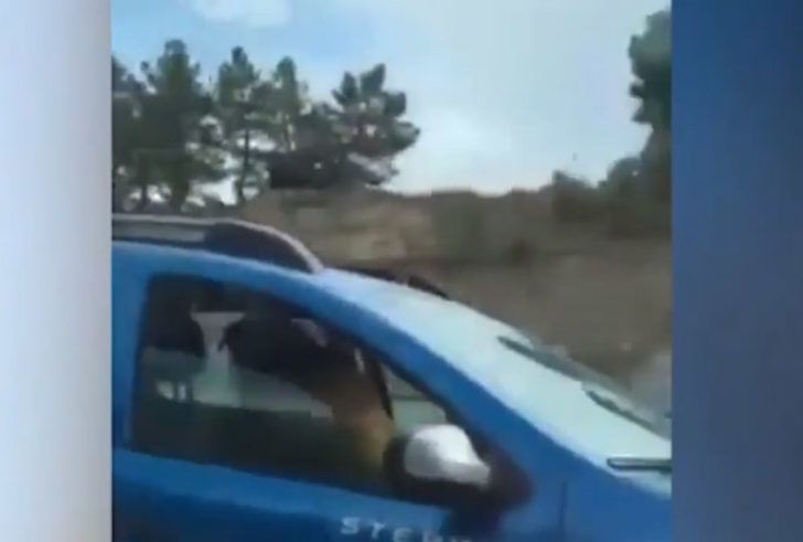 Seyir halindeki otomobilde ilişkiye girdiler! 1