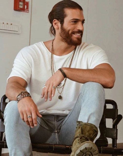 Can Yaman'ın yanındaki kişinin kim olduğuna çok şaşıracaksınız! 1