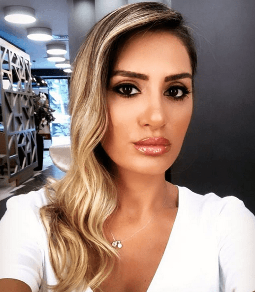 "Çok ciddi ruhsal problemleri var. Durup dururken parmağımı kırdı!" 19