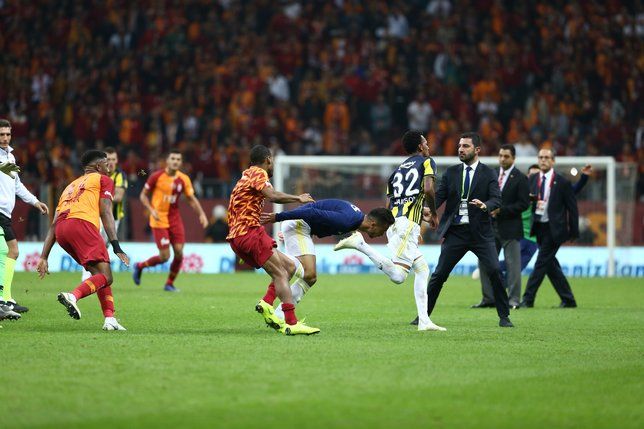 Maç bitti, yumruklar havada uçuştu! 8