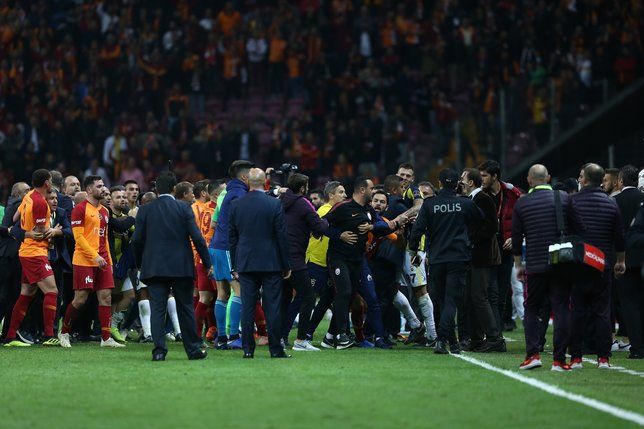 Maç bitti, yumruklar havada uçuştu! 4