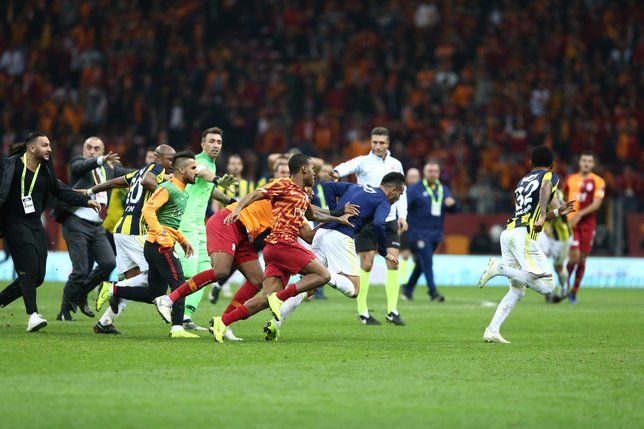 Maç bitti, yumruklar havada uçuştu! 9