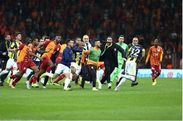 Maç bitti, yumruklar havada uçuştu! 13