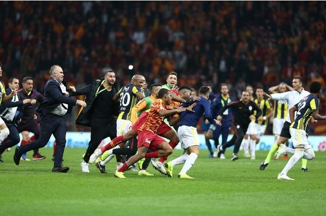Maç bitti, yumruklar havada uçuştu! 12
