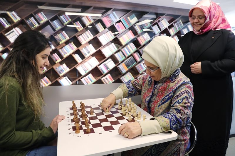 Emine Erdoğan Mardin'de gençlerle bir araya geldi! 4