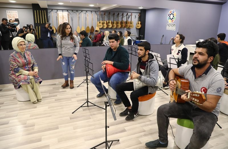 Emine Erdoğan Mardin'de gençlerle bir araya geldi! 5