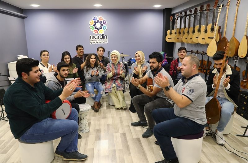 Emine Erdoğan Mardin'de gençlerle bir araya geldi! 7