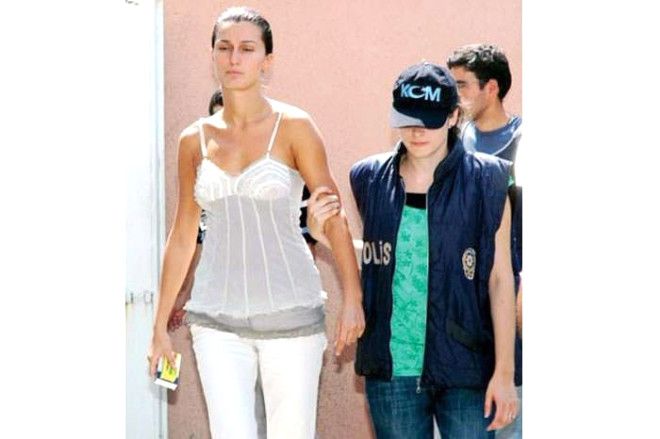 Yolu cezaevinden geçen ünlüler! 15