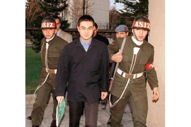 Yolu cezaevinden geçen ünlüler! 10