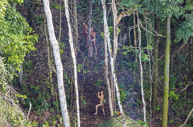 Ünlü fotoğrafçı fırtınadan kaçarken kabile keşfetti! 5