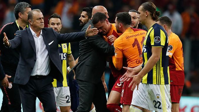 Formsuzluğu ile eleştiriliyordu! Eşi evi terk etti 9