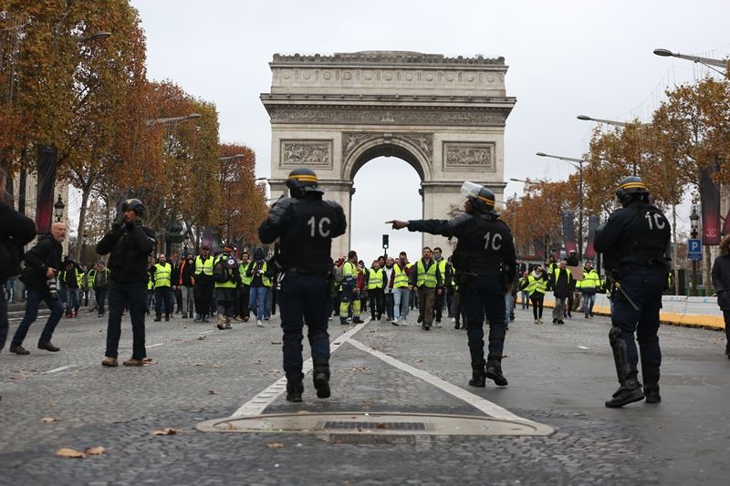 Paris'teki gösterilerde sürpriz isim... 1