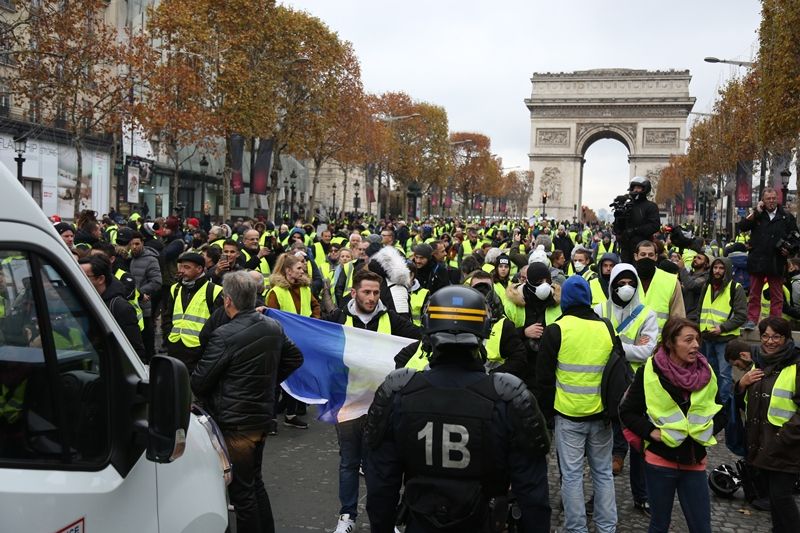Paris'teki gösterilerde sürpriz isim... 3