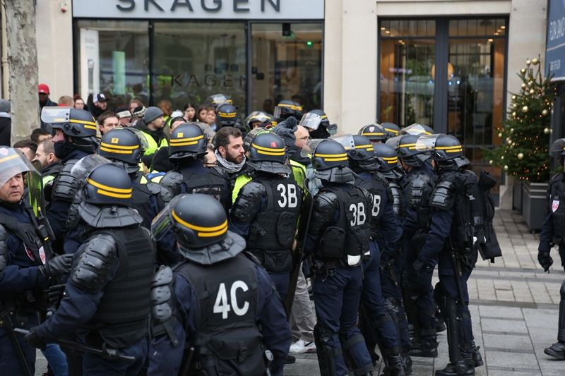 Paris'teki gösterilerde sürpriz isim... 4