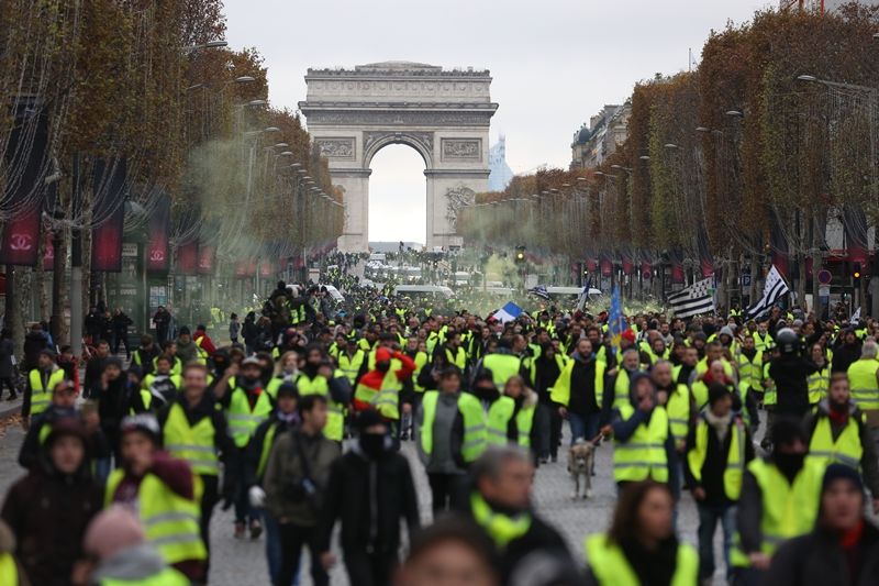 Paris'teki gösterilerde sürpriz isim... 6